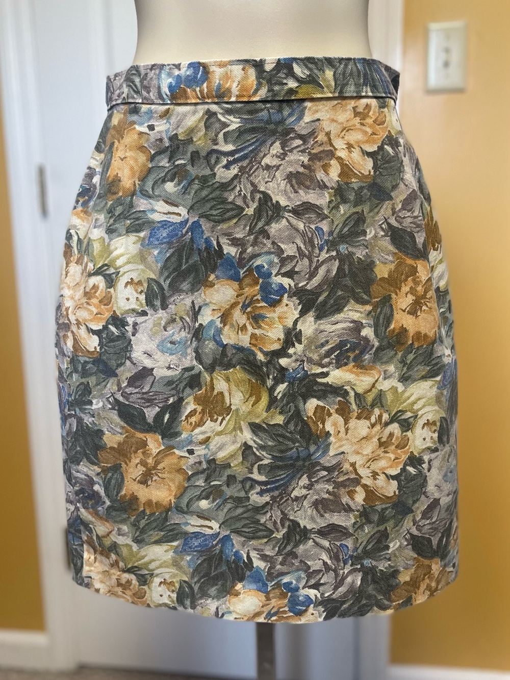 Vintage 80’s Byer California Floral Mini Skirt in Blue, Green, Cream, Tan, Gray